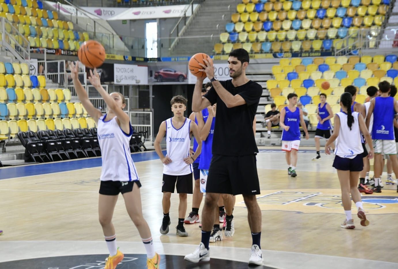 Santi Aldama destila sonrisas y baloncesto en su campus