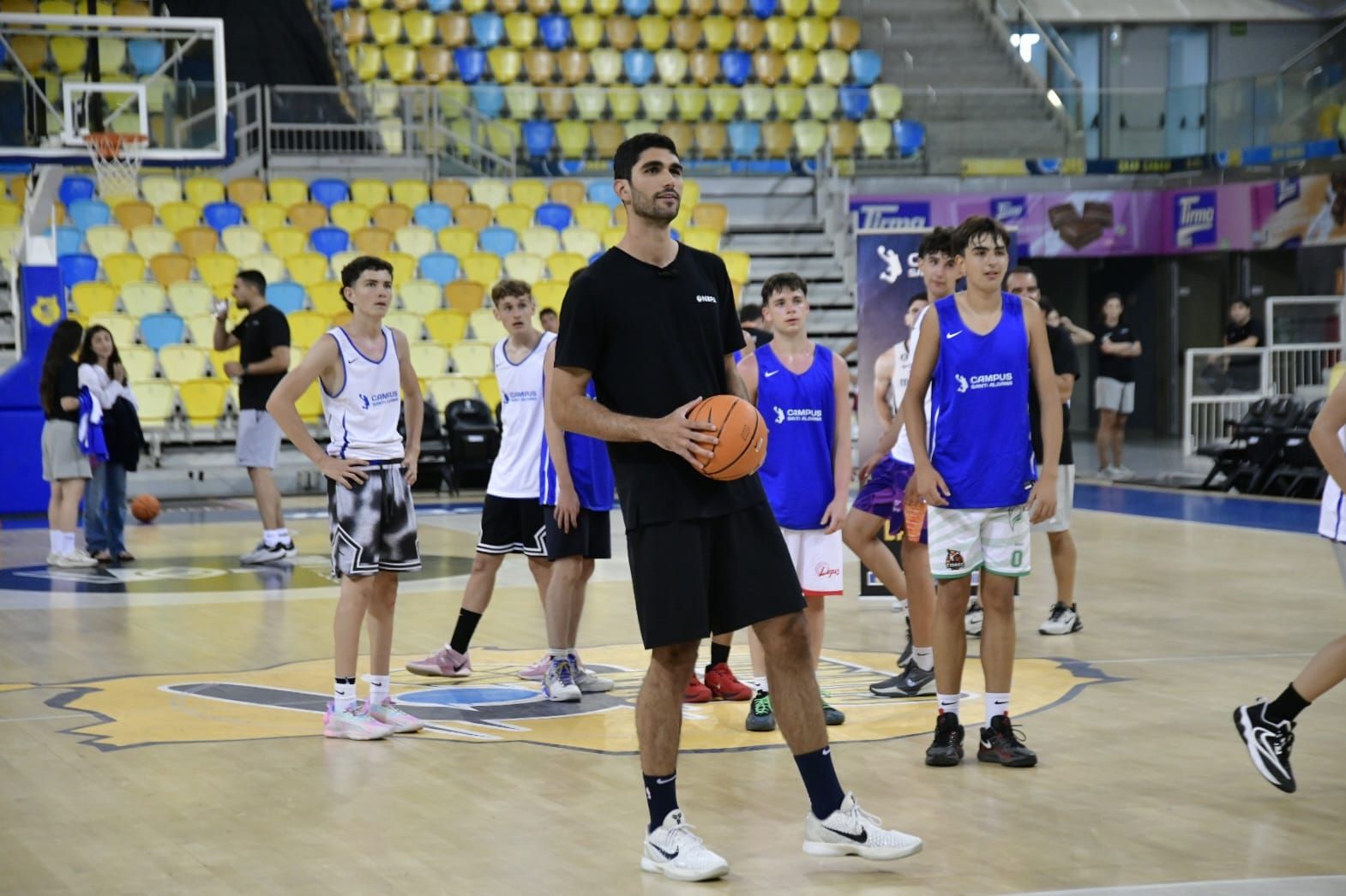 Santi Aldama destila sonrisas y baloncesto en su campus