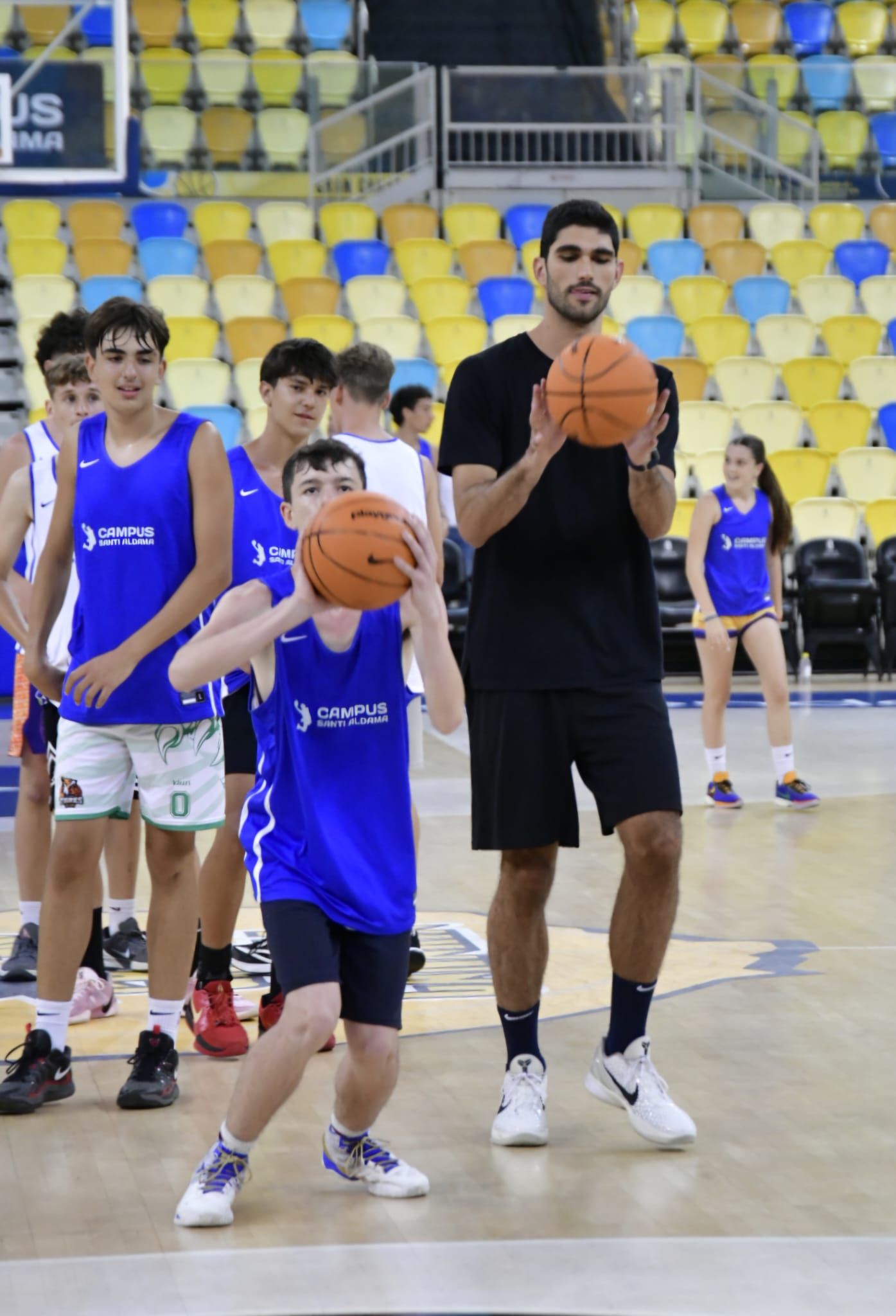 Santi Aldama destila sonrisas y baloncesto en su campus