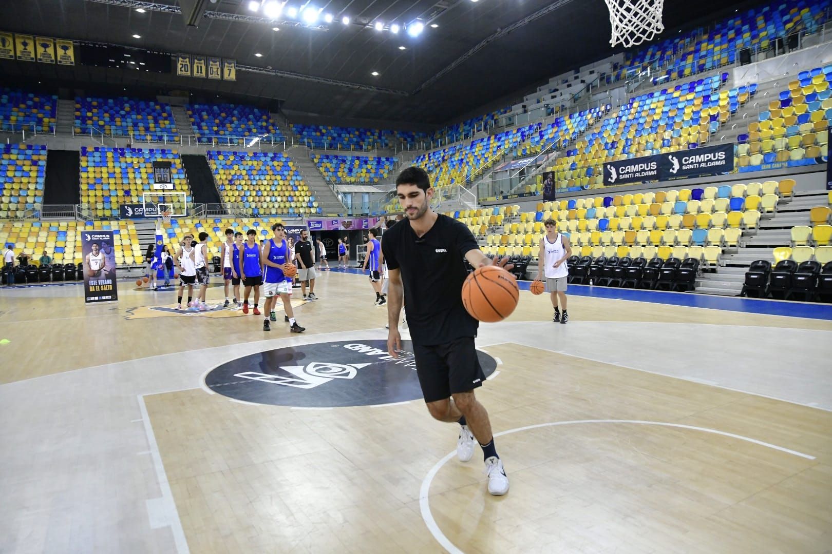 Santi Aldama destila sonrisas y baloncesto en su campus