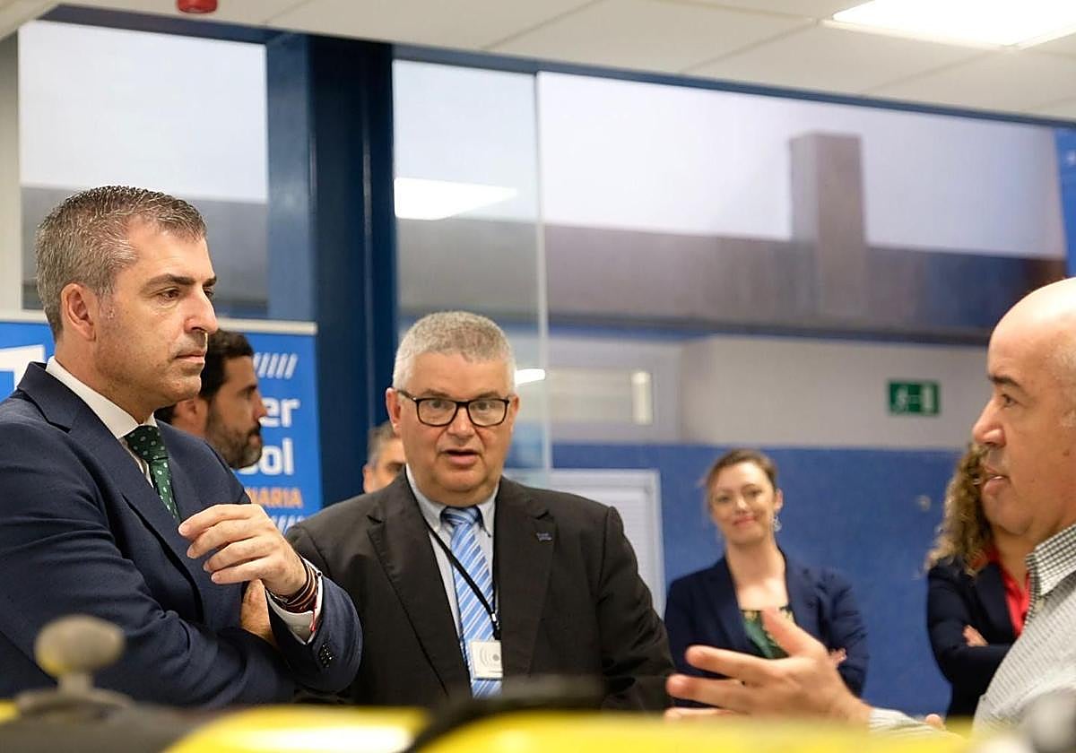 Manuel Domíguez (i), durante su visita a la sede de la Plocan.
