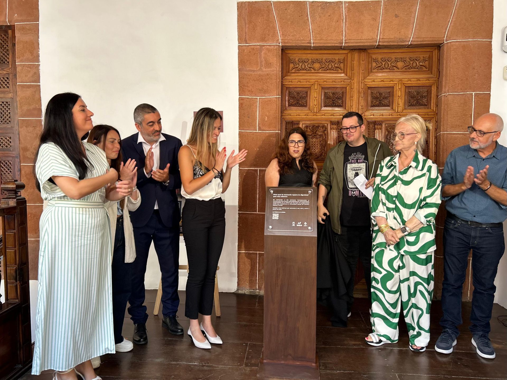 Imagen del momento en el que se descubrió la placa en homenaje a las víctimas de la Ley de Peligrosidad Social y Vagos y Maleantes.