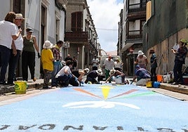 Elaboración de alfombras en Vegueta por la festividad del Corpus.