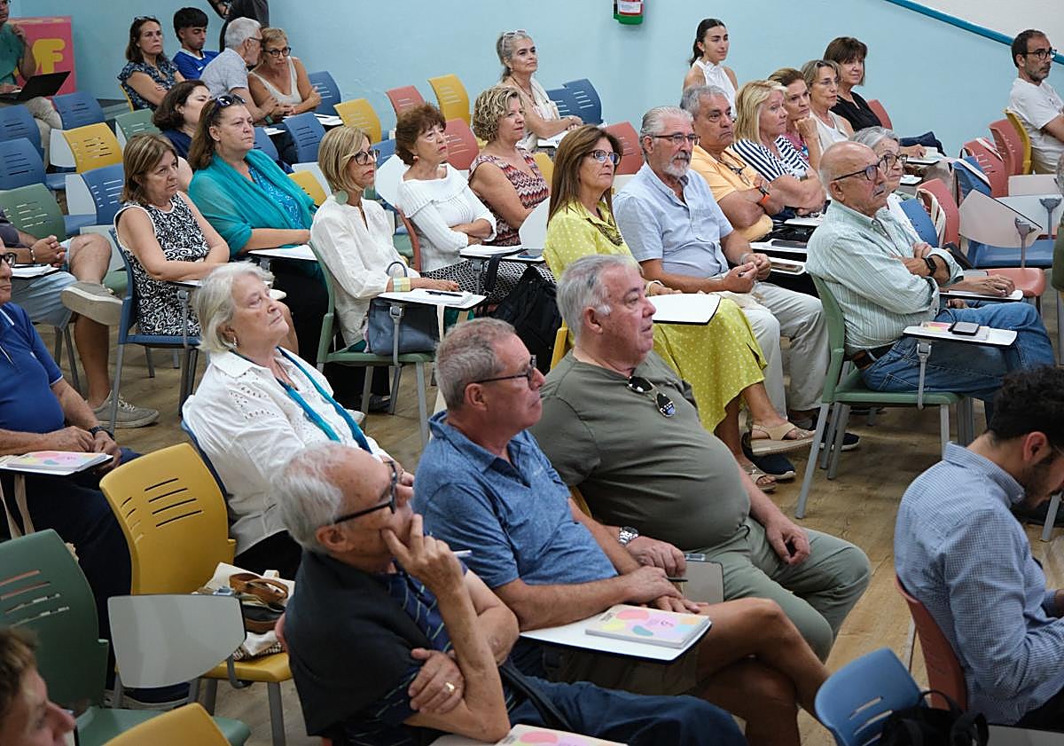 Imagen principal - Las alumnas y los alumnos asisten a las charlas de una decena de expertas y expertos en IA.