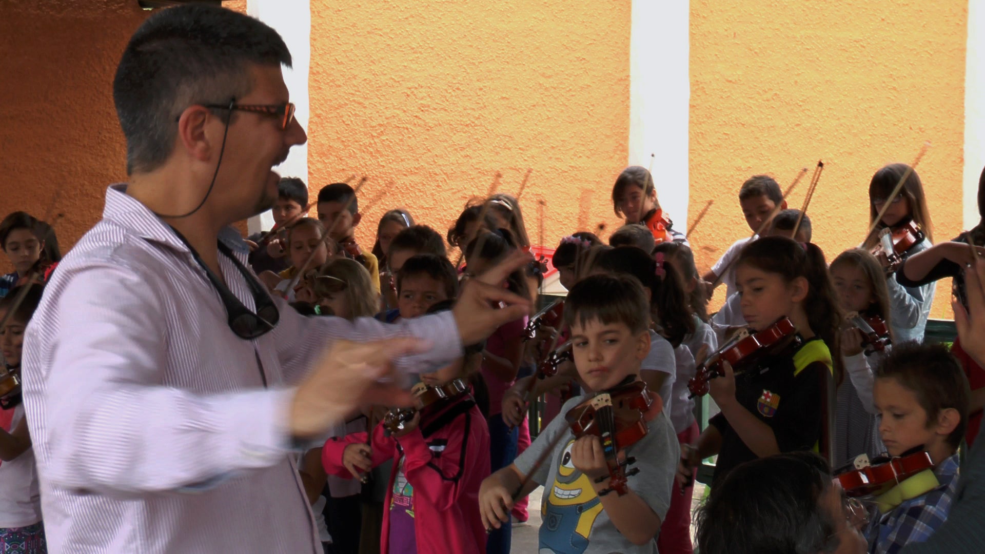 José Brito dirige un ensayo de Barrios Orquestado.