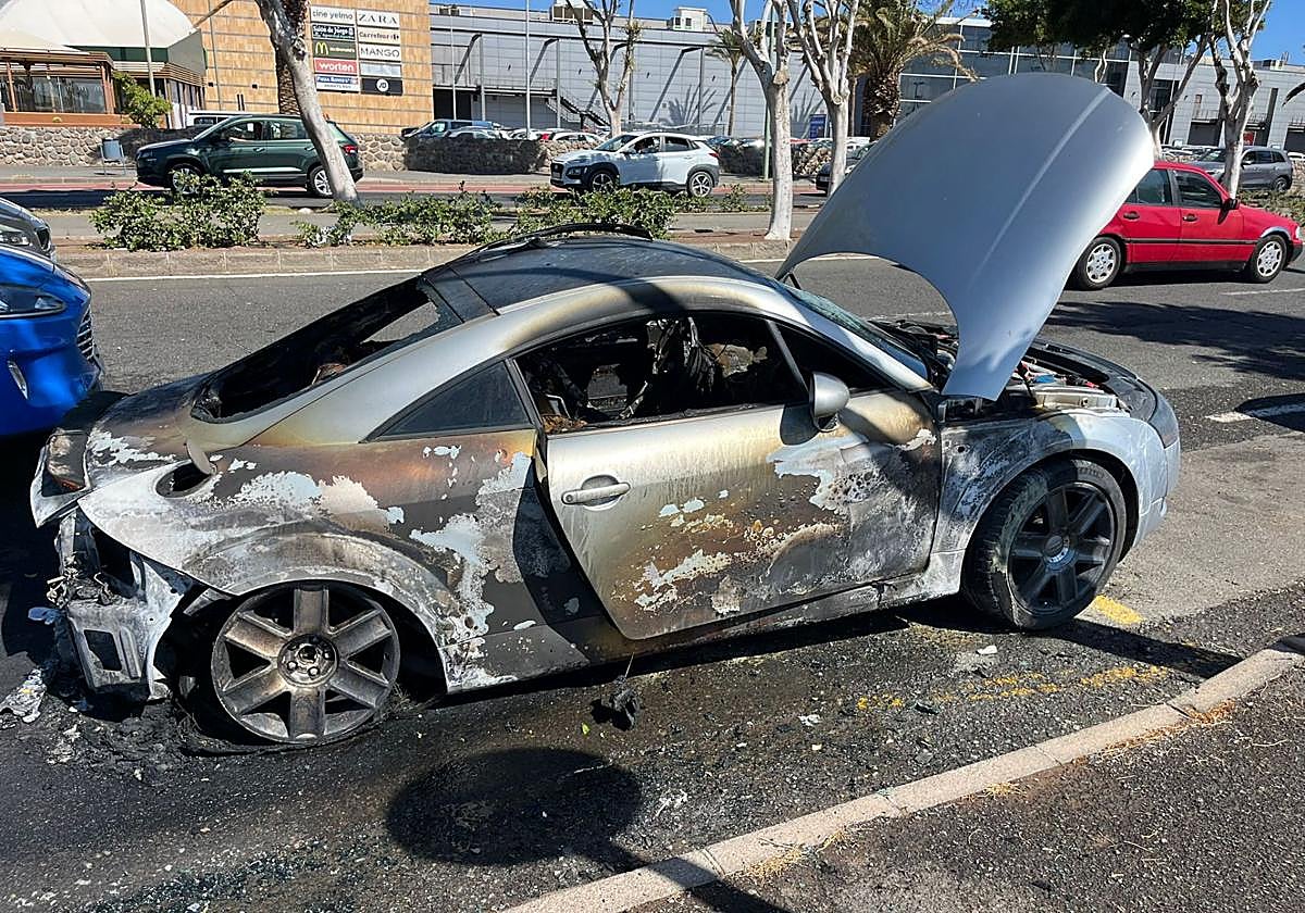 Así quedó el coche tras incendiarse.