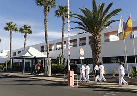 Imagen de archivo de la fachada principal del hospital José Molina Orosa de Lanzarote.