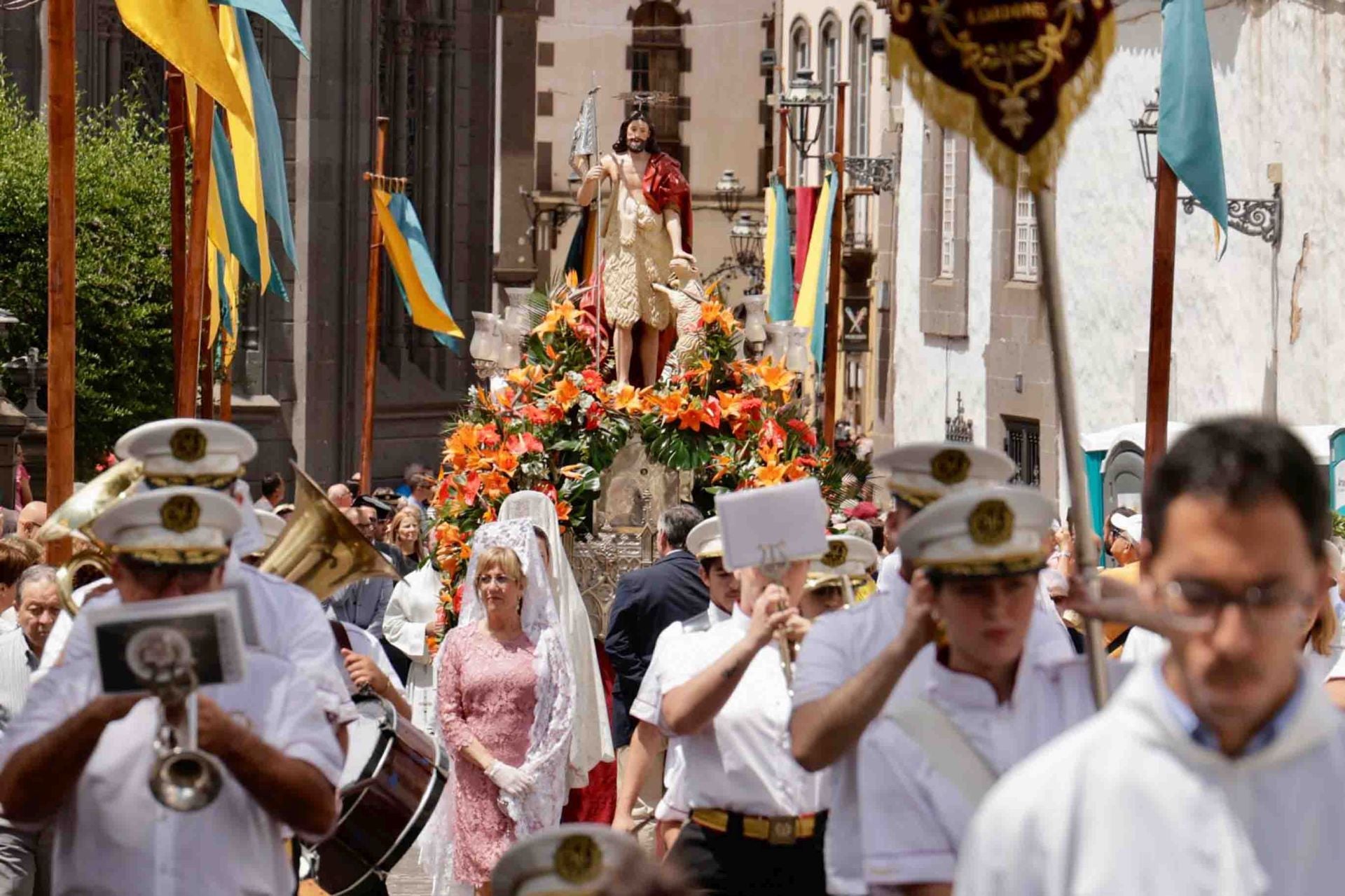 Imágenes de la Procesión de San Juan y de la Virgen del Rosario en Arucas