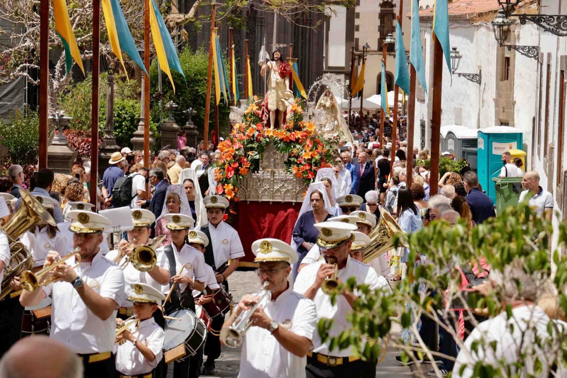 Imágenes de la Procesión de San Juan y de la Virgen del Rosario en Arucas