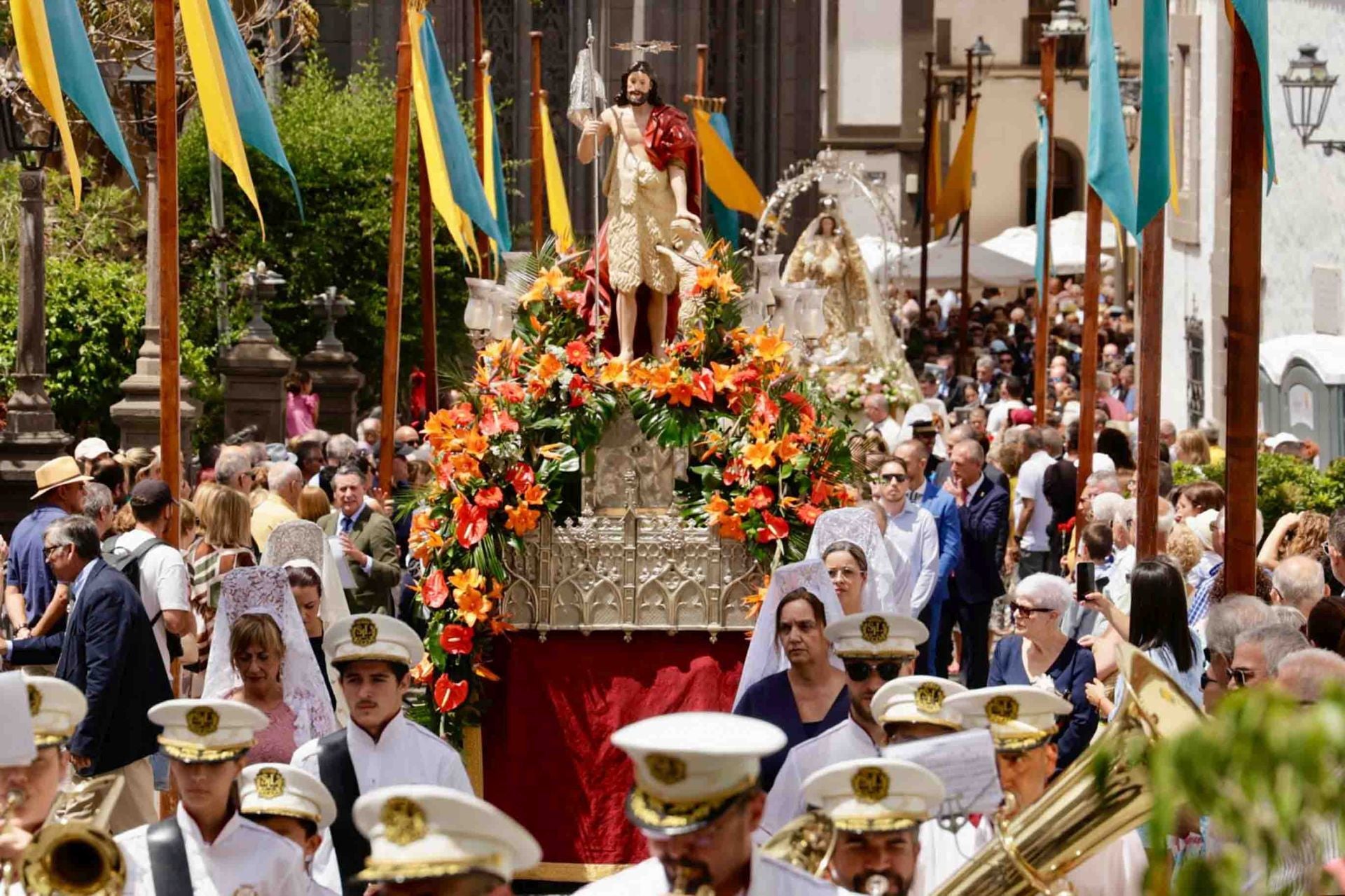 Imágenes de la Procesión de San Juan y de la Virgen del Rosario en Arucas
