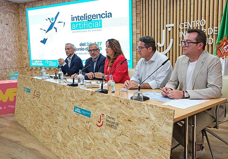 La presidenta Lola García y el rector Lluis Serra, entre otros, en el acto de apertura de la Universidad de Verano de Fuerteventura.