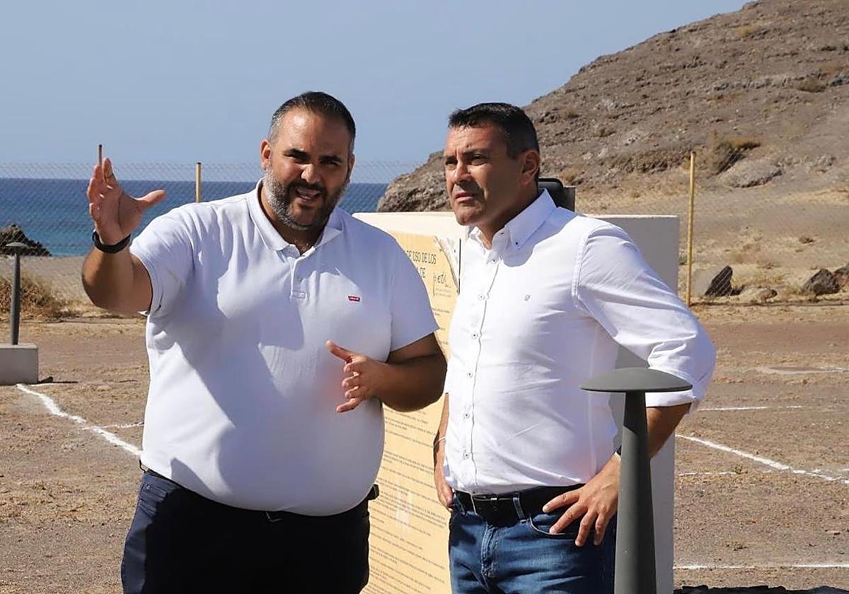 Samuel Martín y Oswaldo Betancort, en el espacio de acampada de Papagayo.