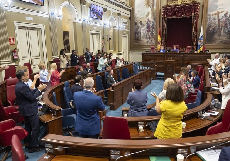 El pleno aplaude la intervención del consejero de Educación en favor del izado de la bandera LGTBI.