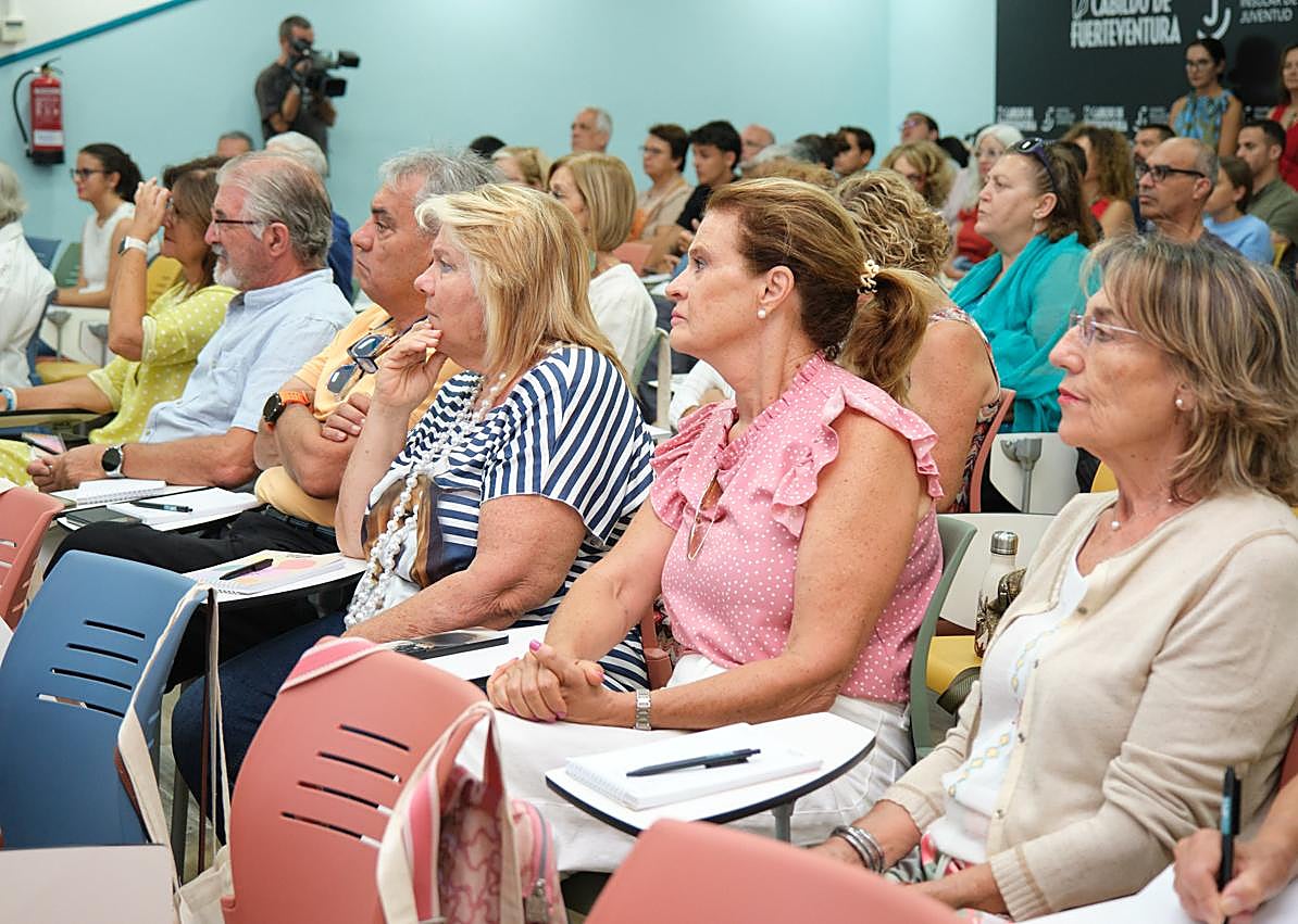 Imagen secundaria 1 - Las alumnas y los alumnos asisten a las charlas de una decena de expertas y expertos en IA.