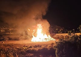 Hoguera por San Juan en Telde.