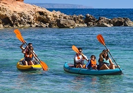 Alquilar un kayak este verano lo puedes conseguir de manera asequible en Decatlón.