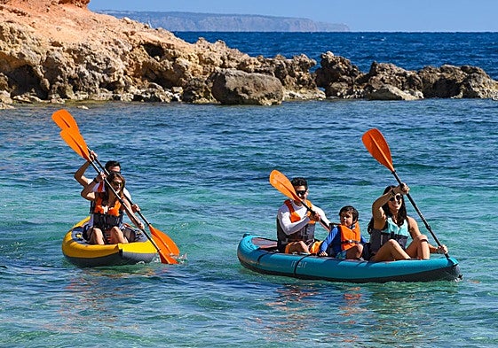 Alquilar un kayak este verano lo puedes conseguir de manera asequible en Decatlón.