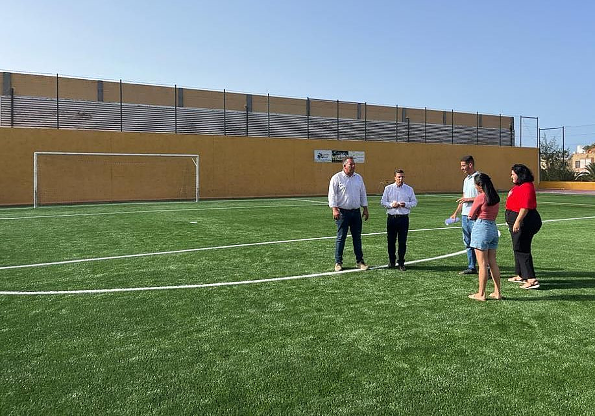 El alcalde Alejandro Jorge y concejales, en un campo de fútbol del municipio.
