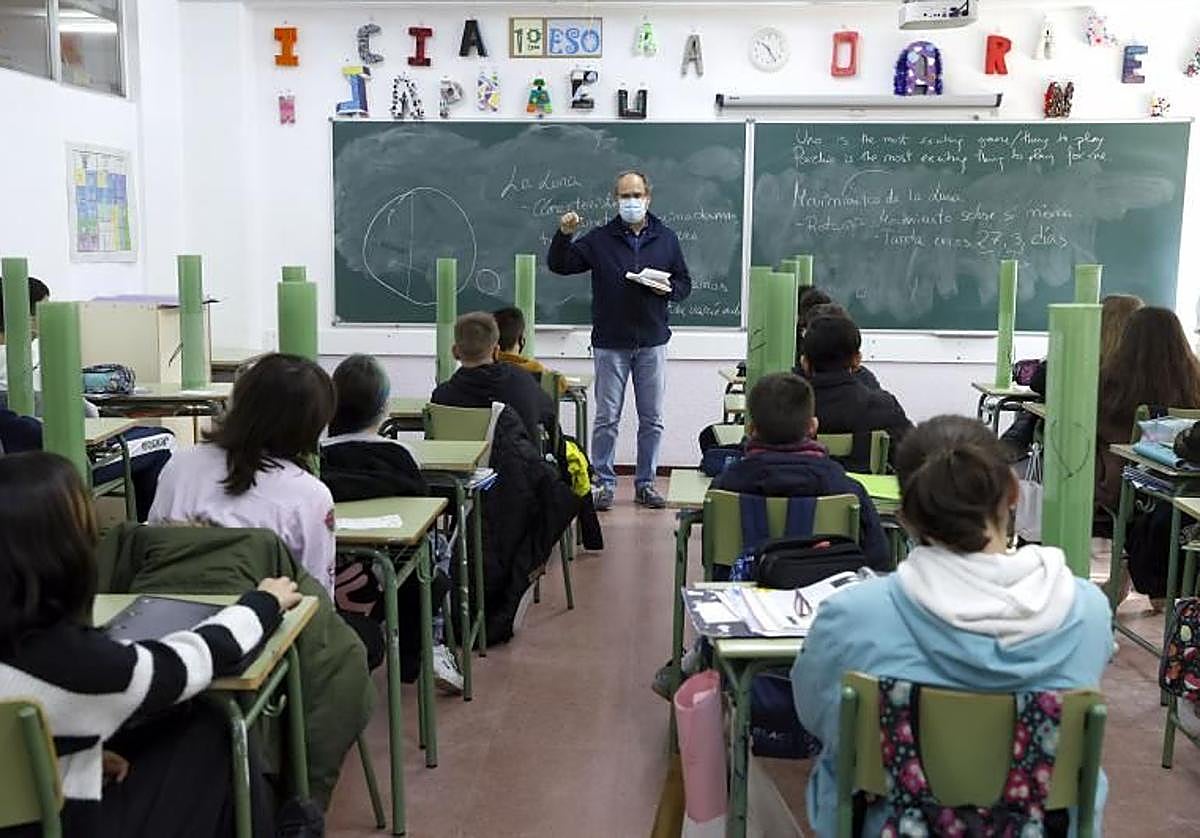 Imagen de archivo de un profesor dando clases.