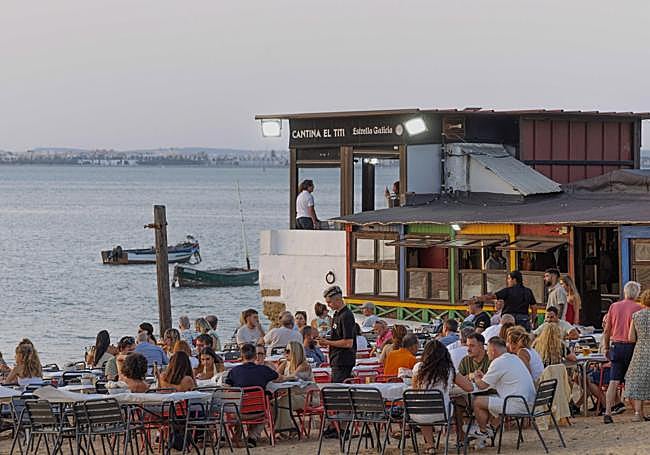 'Cantina El Titi-El Bartolo', con los pies en la arena y frente a la bahía de Cádiz desde 1934