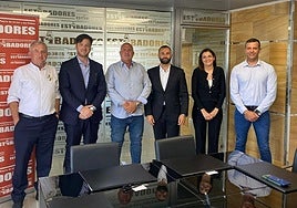 Los responsables de terminales de MSC, Angelo Picone y Diego D'orsi, junto al CEO de Opcsa, Jan Novak, la delegada de MSC en Canarias, Carmen Moreno y los líderes de la estiba, Maxi Díaz y Pedro Cazón.