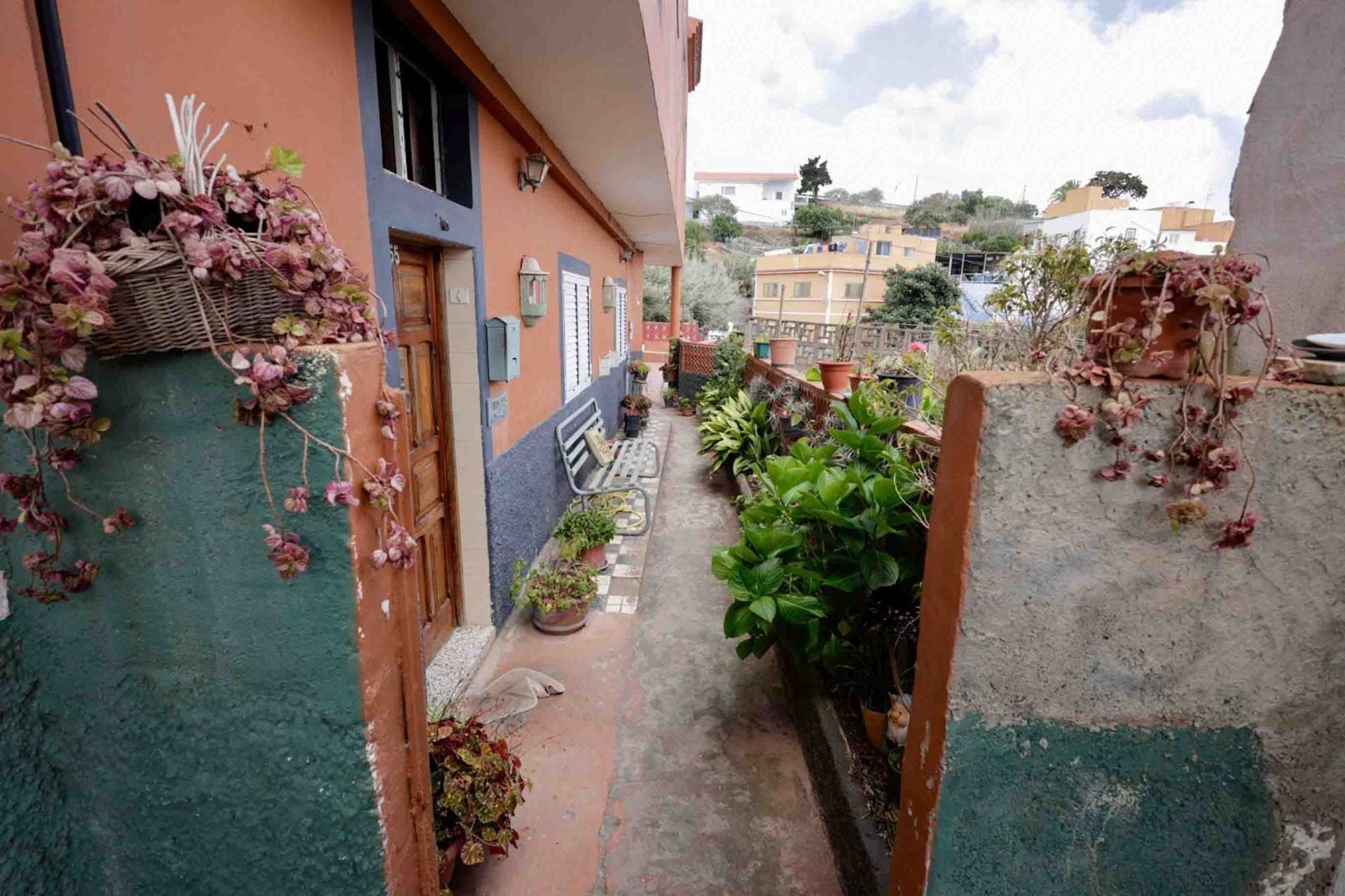 Firgas, de luto tras la muerte de un hombre apuñalado por su nieta