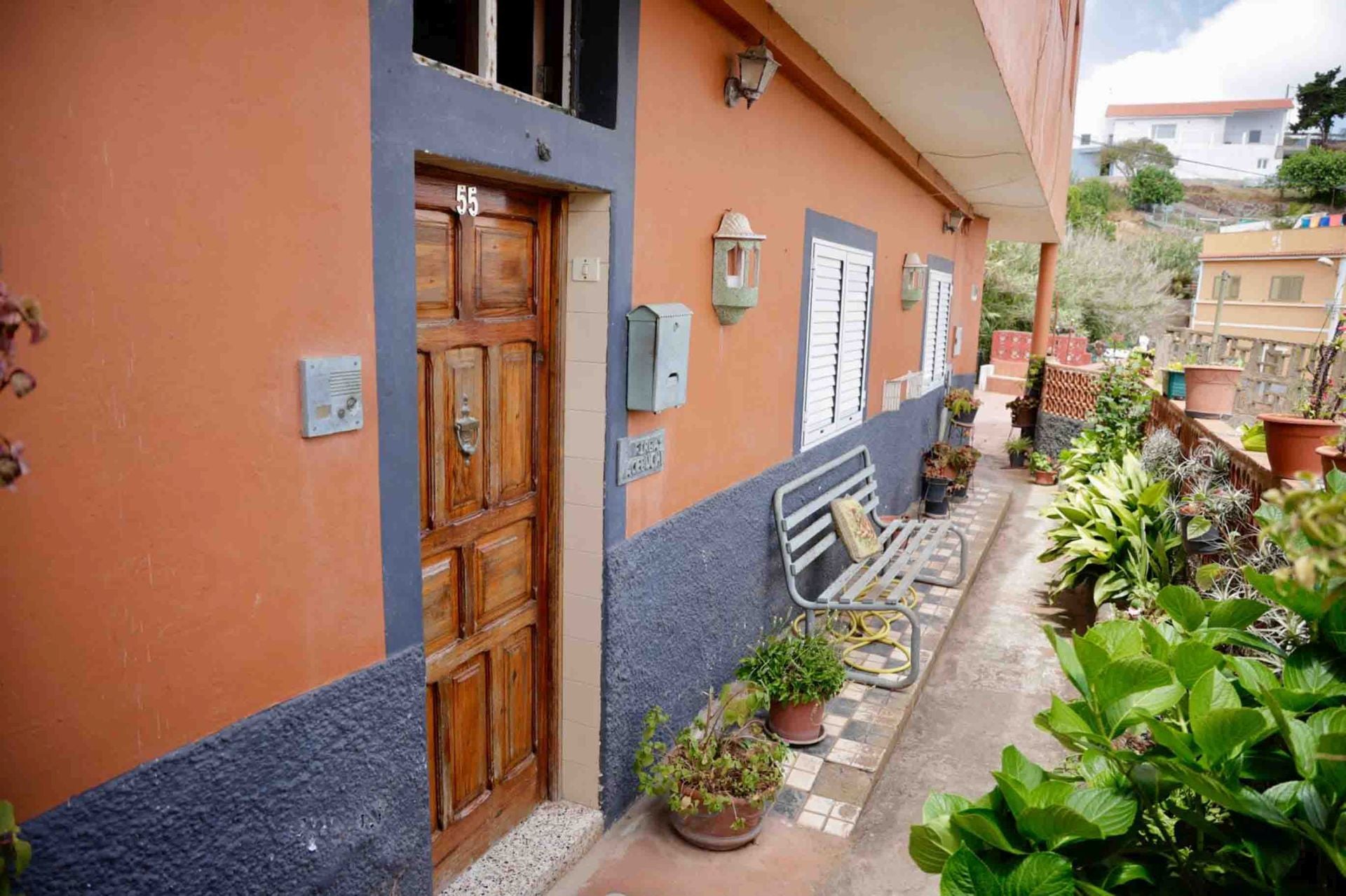 Firgas, de luto tras la muerte de un hombre apuñalado por su nieta