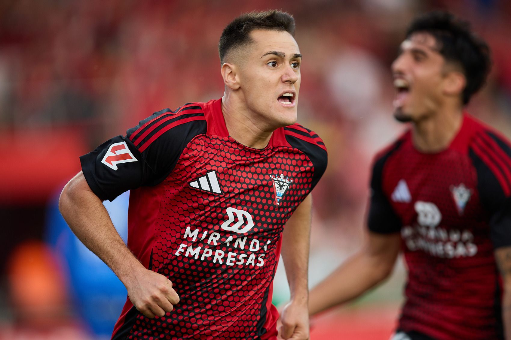 Urko Izeta celebra un tanto en el playoff de ascenso.