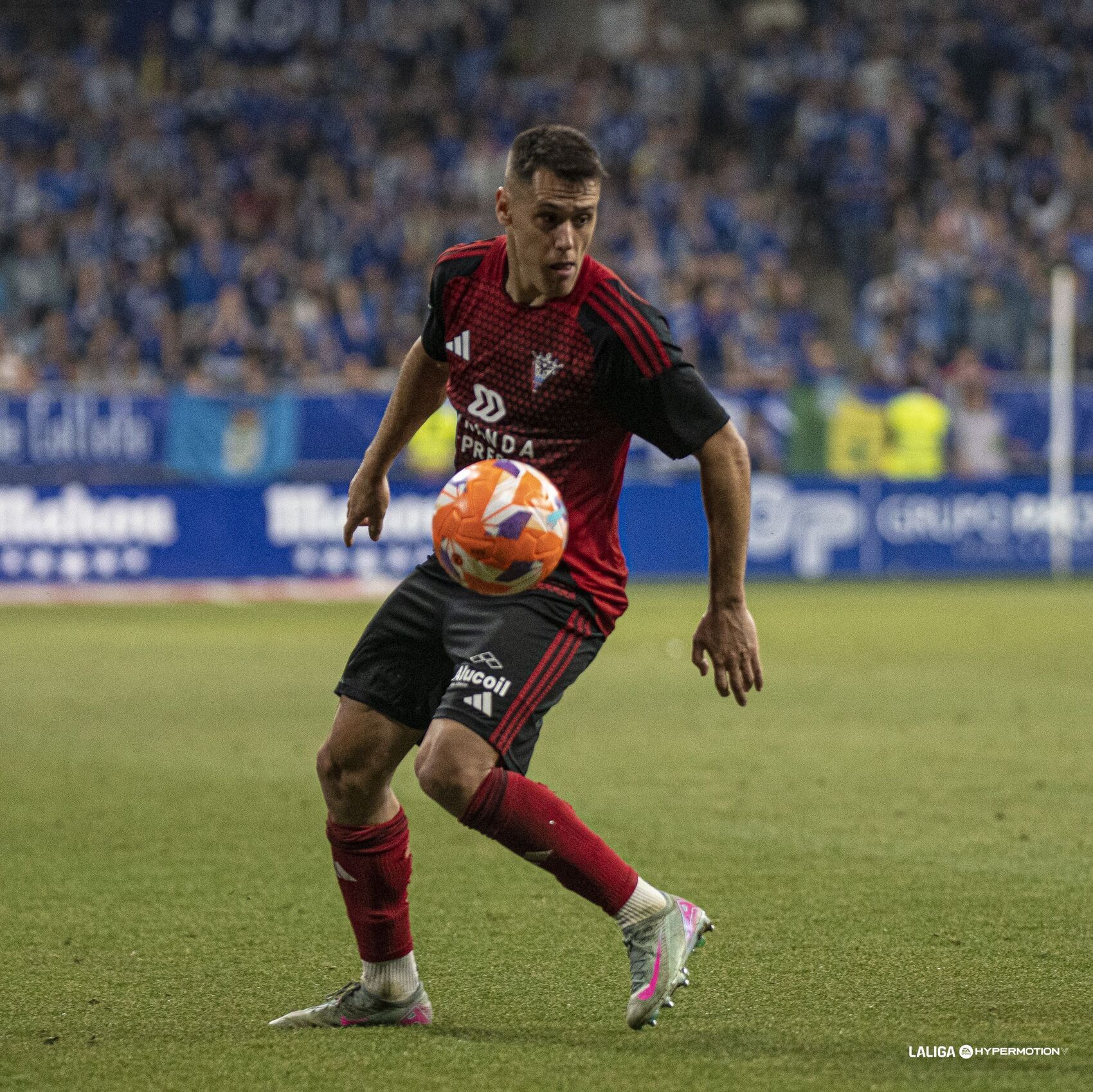 Izeta domina el balón con el Mirandés.