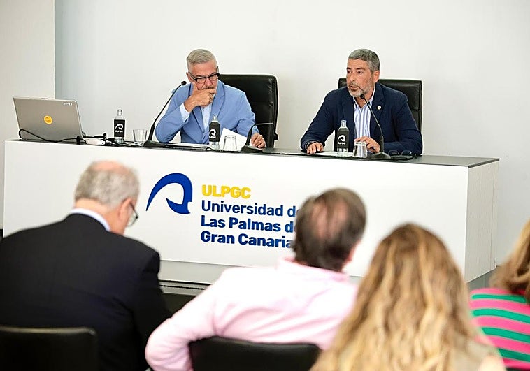 El rector de la ULPGC, Lluís Serra (i), y el vicerrector de Títulos, Luis Hernández Calvento.