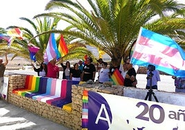 El nuevo banco con la bandera multicolor, en Tefía.