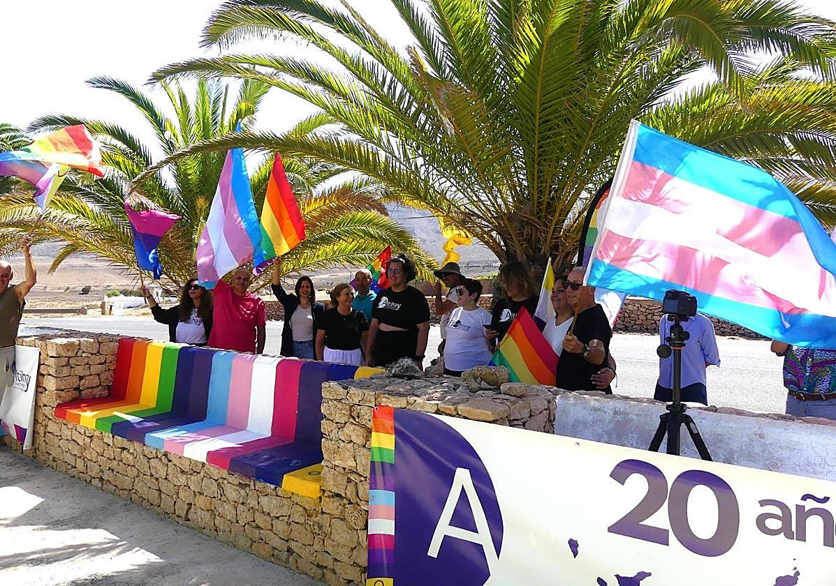 El nuevo banco con la bandera multicolor, en Tefía.