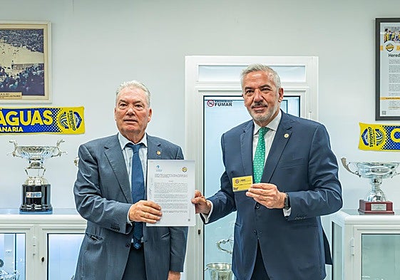 Juan Ruiz, presidente del CV Guaguas, junto a Lluís Serra, rector de la ULPGC.