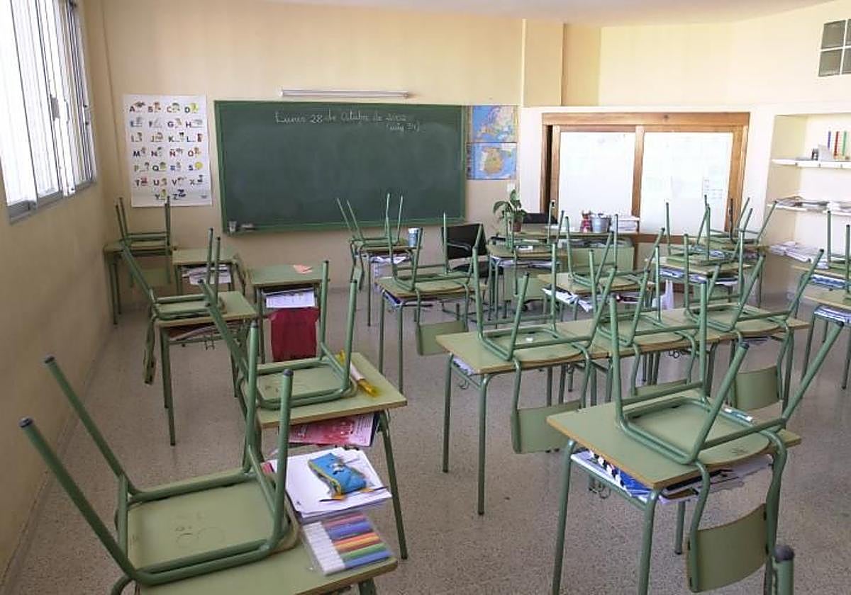 Imagen de archivo de un aula vacía.