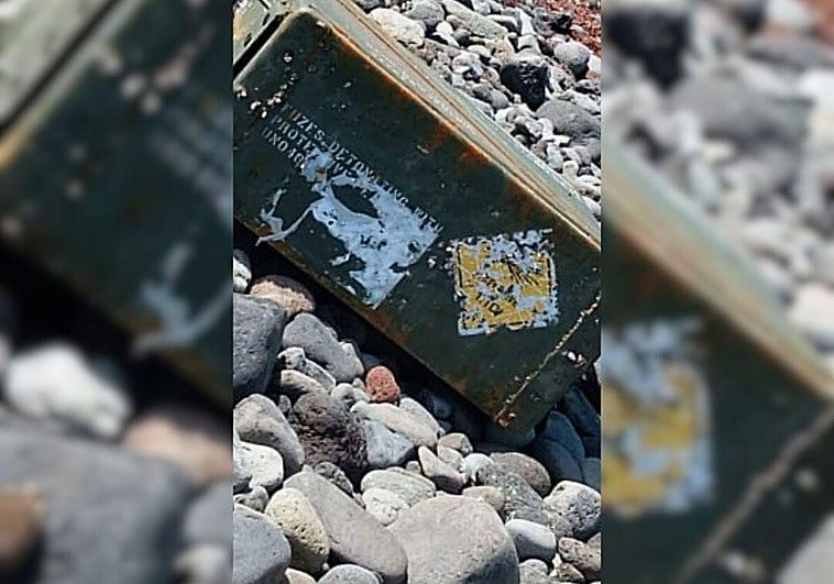 Imagen de la caja de municiones y granadas encontrada en la playa Media Luna.