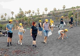 Limpieza en la playa de Punta Brava.