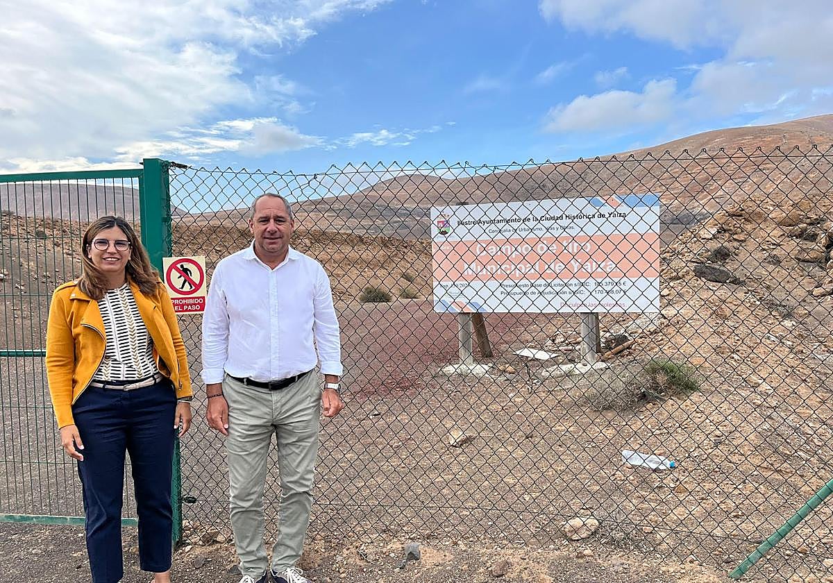 Ediles del PP ante el campo de tiro aún cerrado.