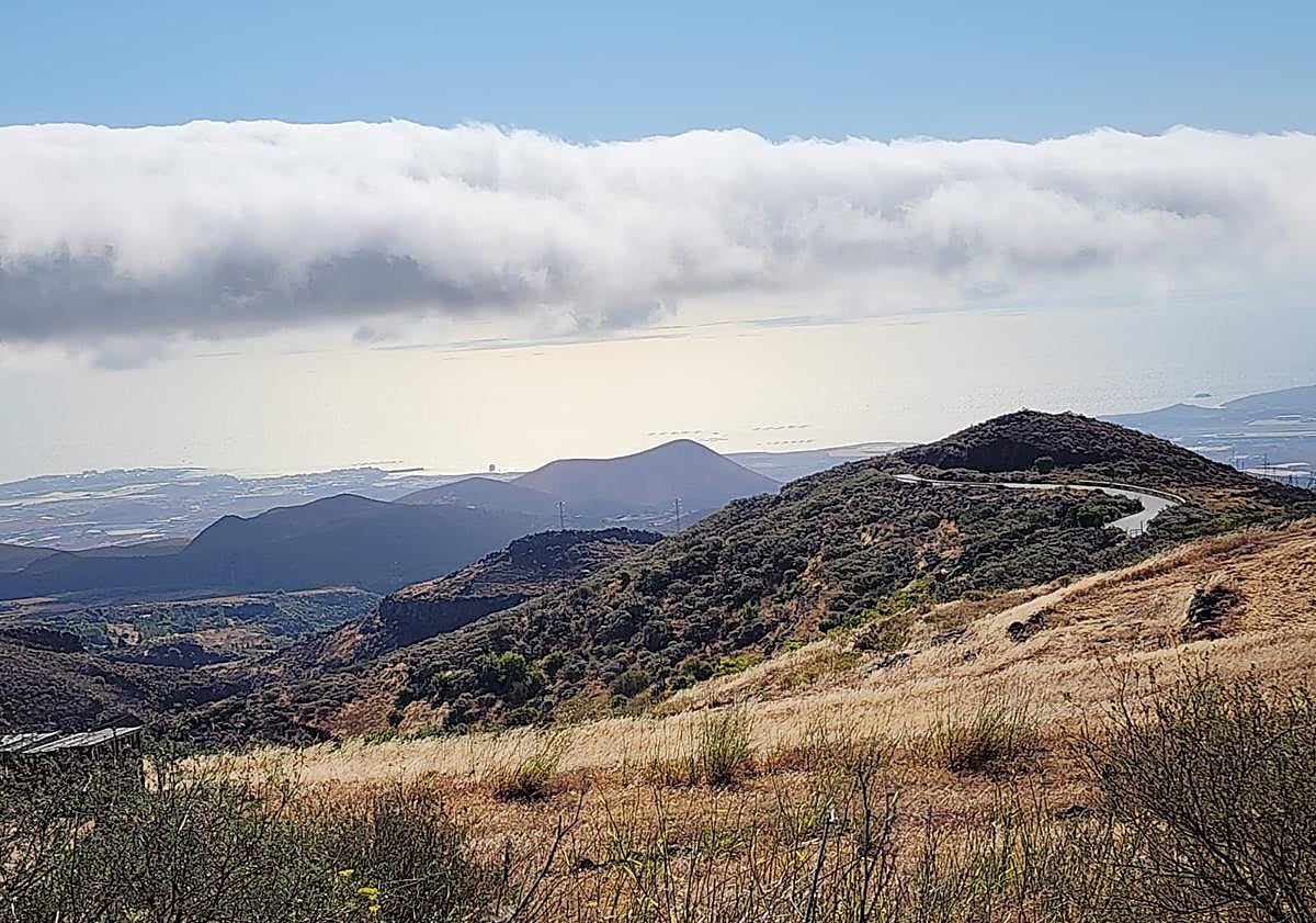 Imagen principal - A pesar de la subida de las temperaturas, la panza de burro también hará acto de presencia en el norte de las islas más montañosas, propiciando el contraste con el sur.