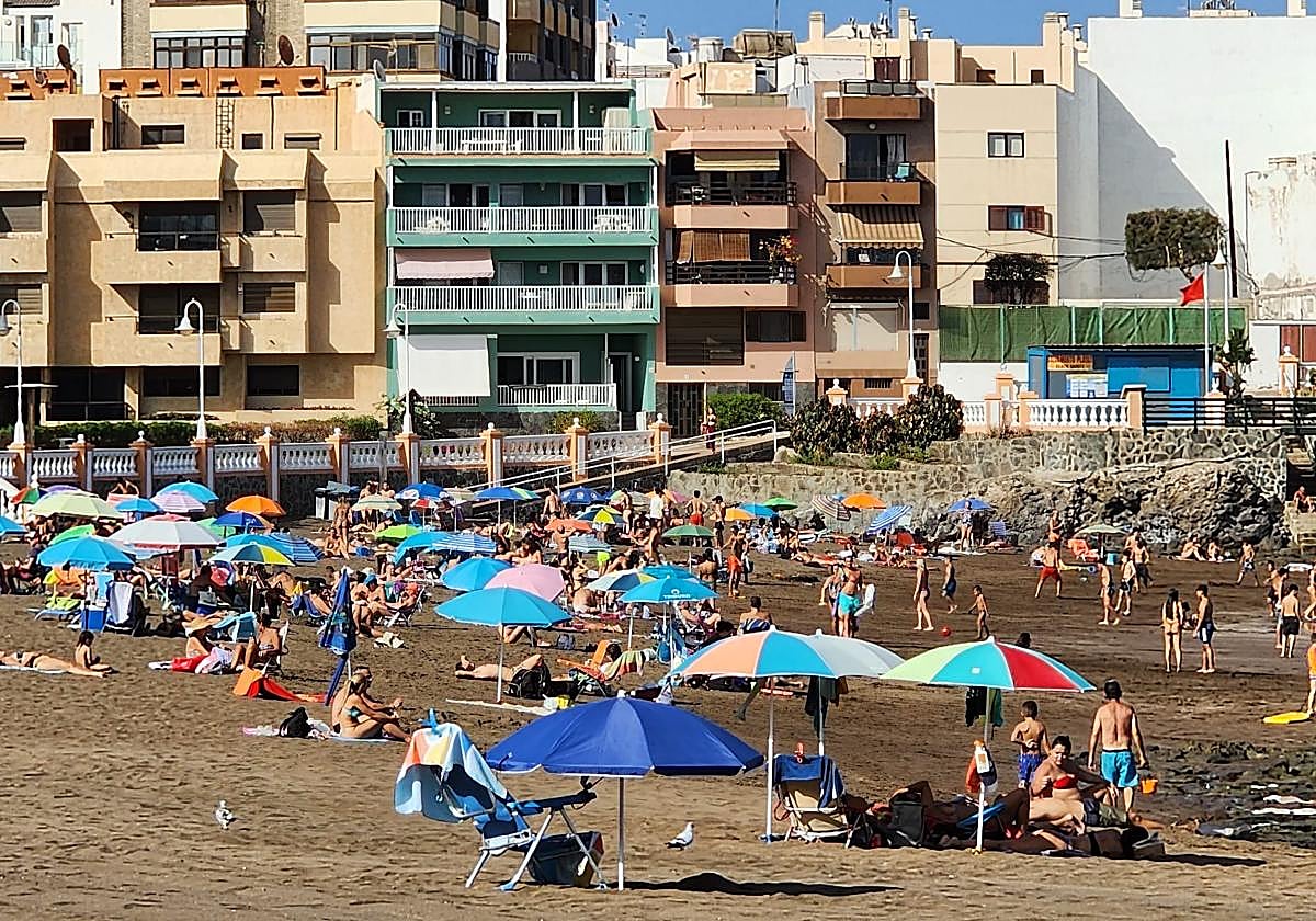 La imagen de las playas cubiertas de bañistas se convertirá en estampa habitual este fin de semana ante el calor que se anuncia en las islas.