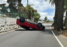 Imagen del vehículo volcado en la GC-112.