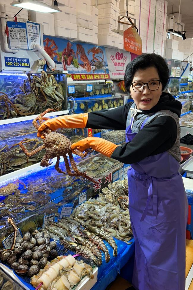 Vendedora en el mercado de pescado de Seúl