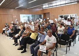 Imagen de archivo de una protesta en un pleno pidiendo que el cable pase por el barranco.