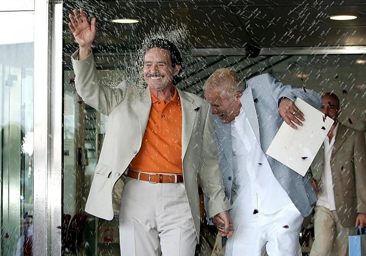 Carlos (dcha) y Emilio (izda), protagonistas de la primera boda homosexual celebrada en España, el 11 de julio de 2005.