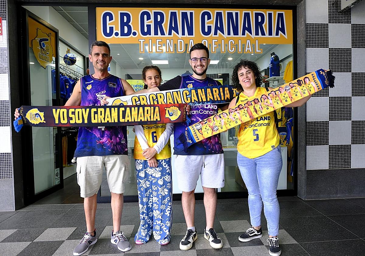 Jonatan Betancor, Aitana Betancor Castro, Sergio Betancor Castro y Laura Castro, antes de renovar sus abonos.