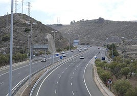 Uno de los tramos de la segunda fase de la GC-3 con farolas que sufren corrosión.