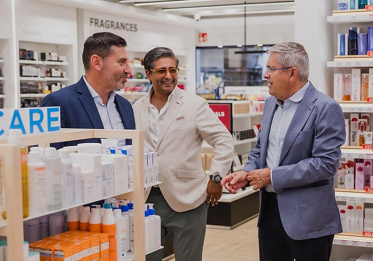 Imagen principal - Fund Grube celebra la reapertura de su tienda en Boulevard el Faro tras una renovación integral