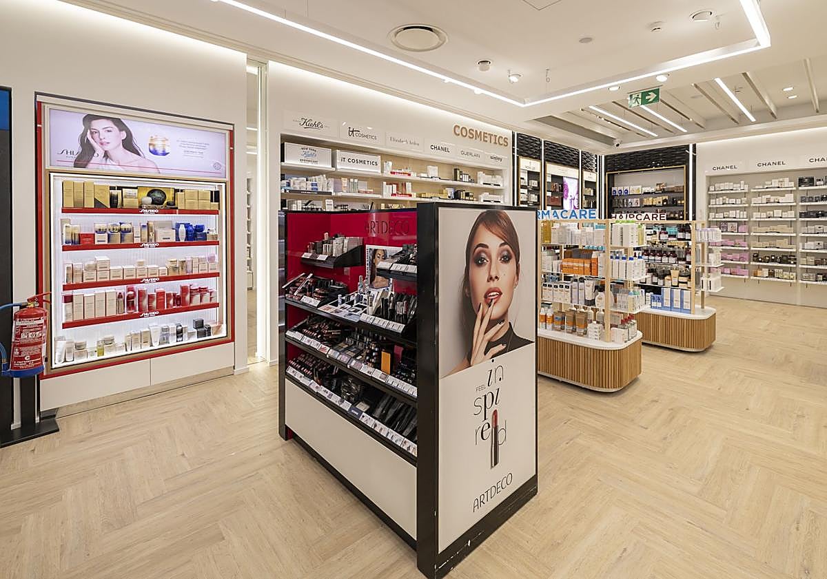 Imagen principal - Fund Grube celebra la reapertura de su tienda en Boulevard el Faro tras una renovación integral