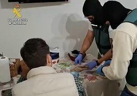 Agentes de la Guardia Civil en una operación contra el narcotráfico en el sur de Tenerife.