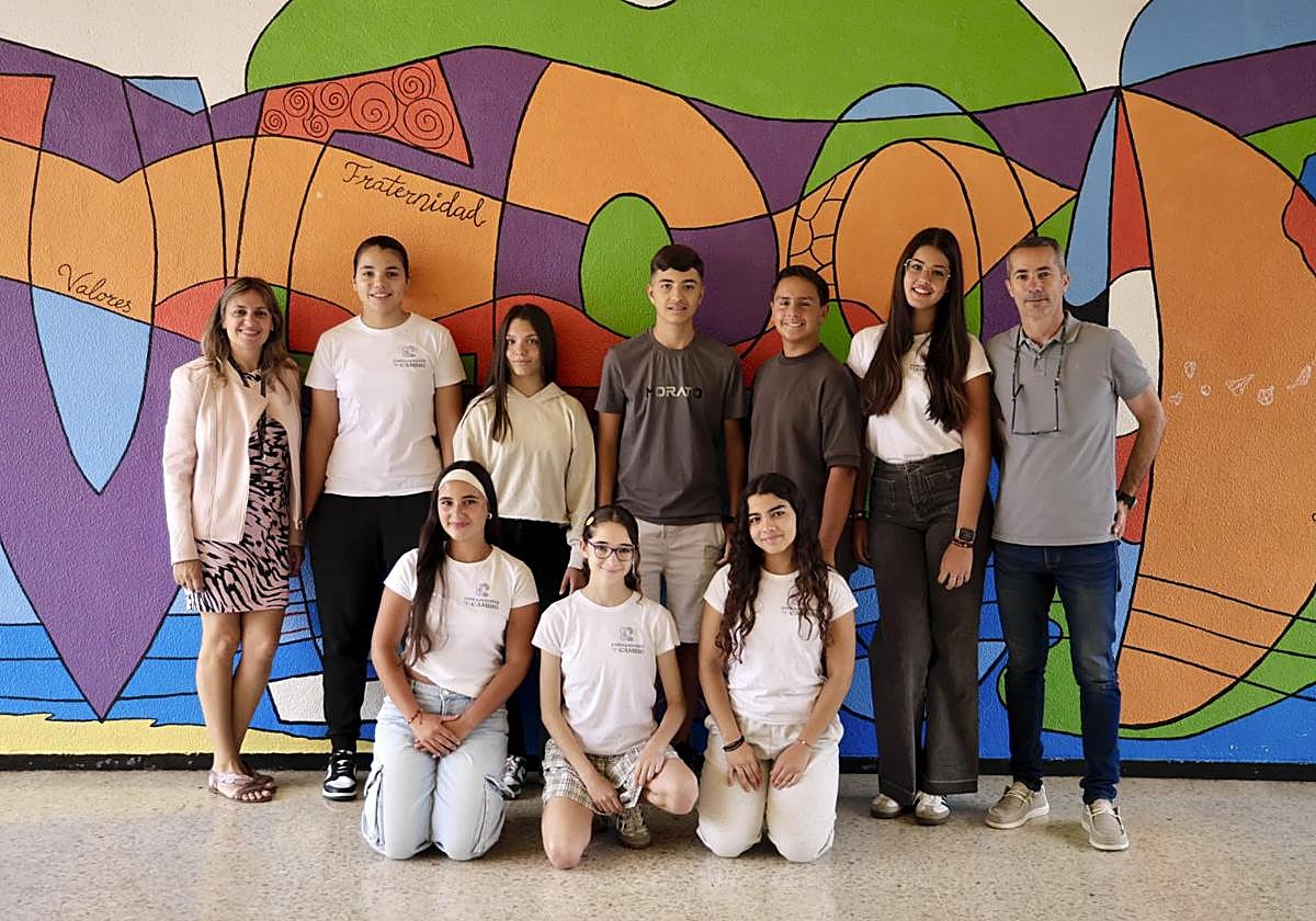 Un grupo de más de diez alumnos y alumnas del IES La Isleta, coordinado por los profesores Taide Fleitas e Iván Ojeda, forman el proyecto 'Embajadores para el cambio'.