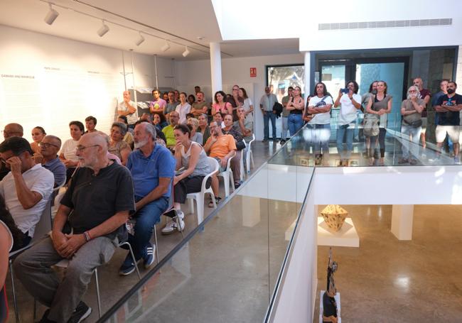 Público en la presentación del libro en el centro de arte Dámaso, en Pájara.